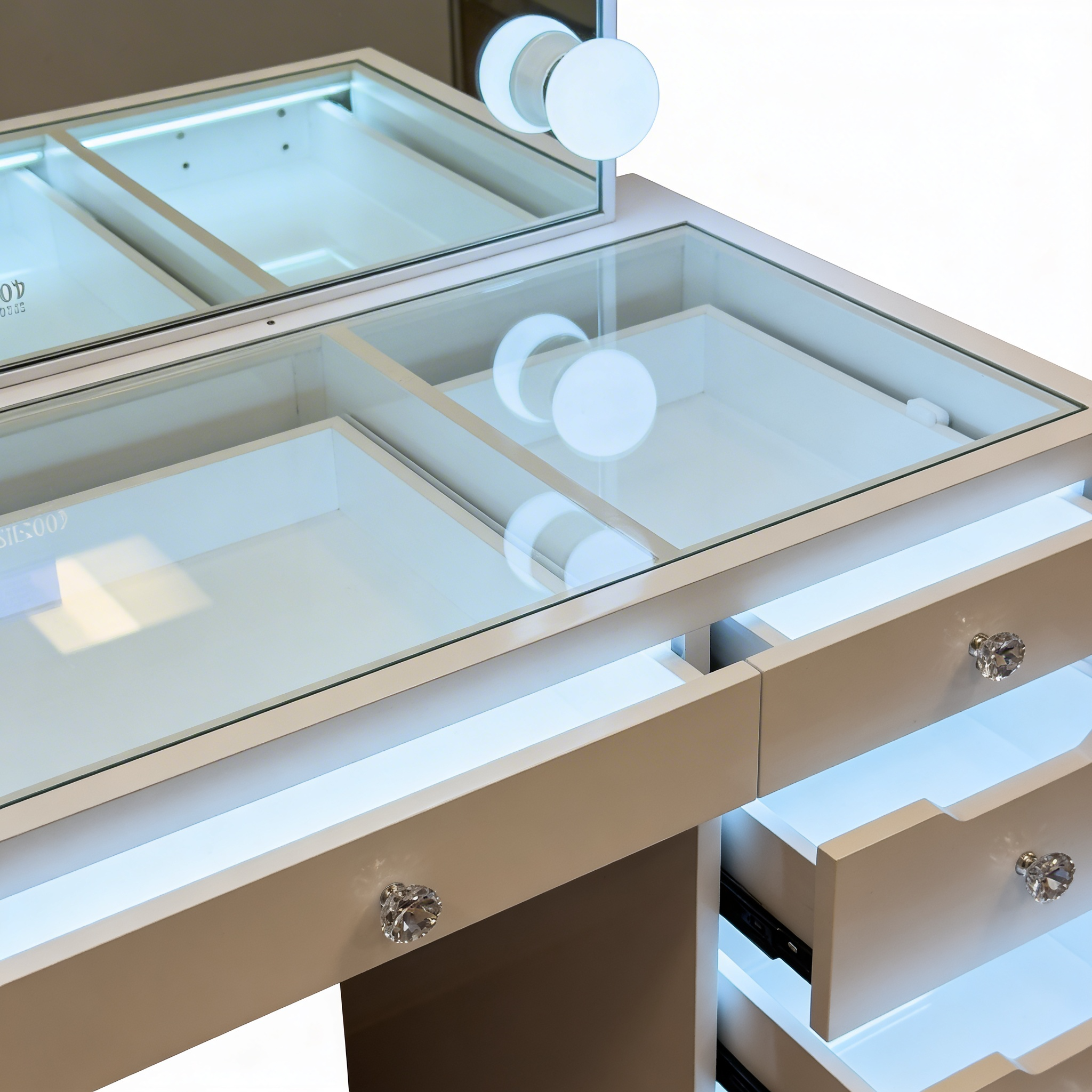 The Lily Hollywood Makeup Vanity Station - White